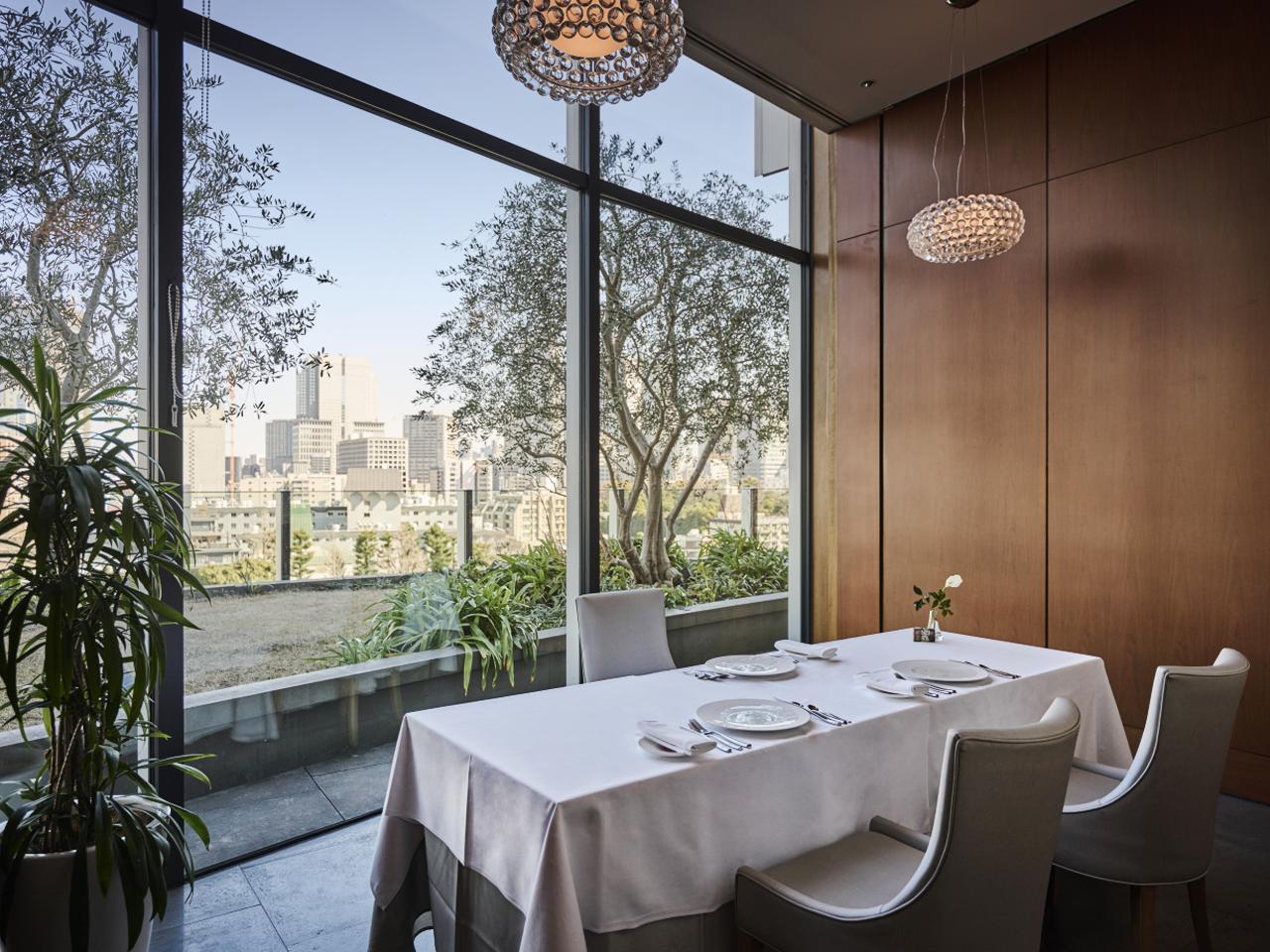 一面に窓が配され、都心の景色を眺めながら食事を楽しめます