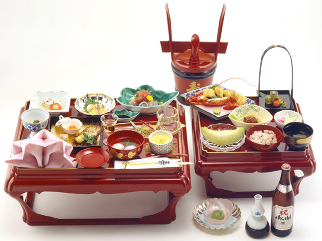 ハレの日らしい朱塗りの膳に並ぶ、華やかな会席料理