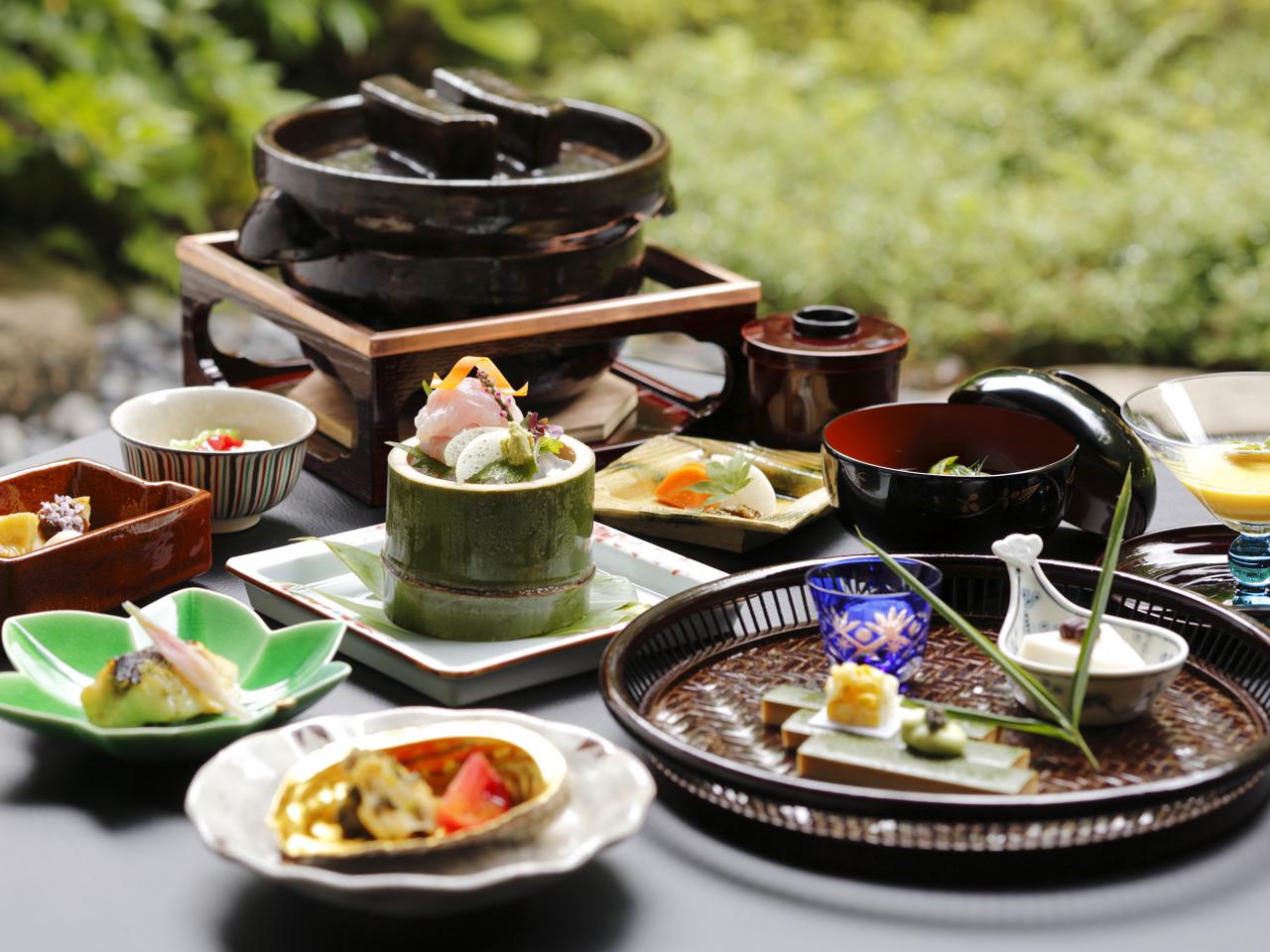 伝統的な加賀料理を貴重な器に盛りつけた、目にも鮮やかな逸品