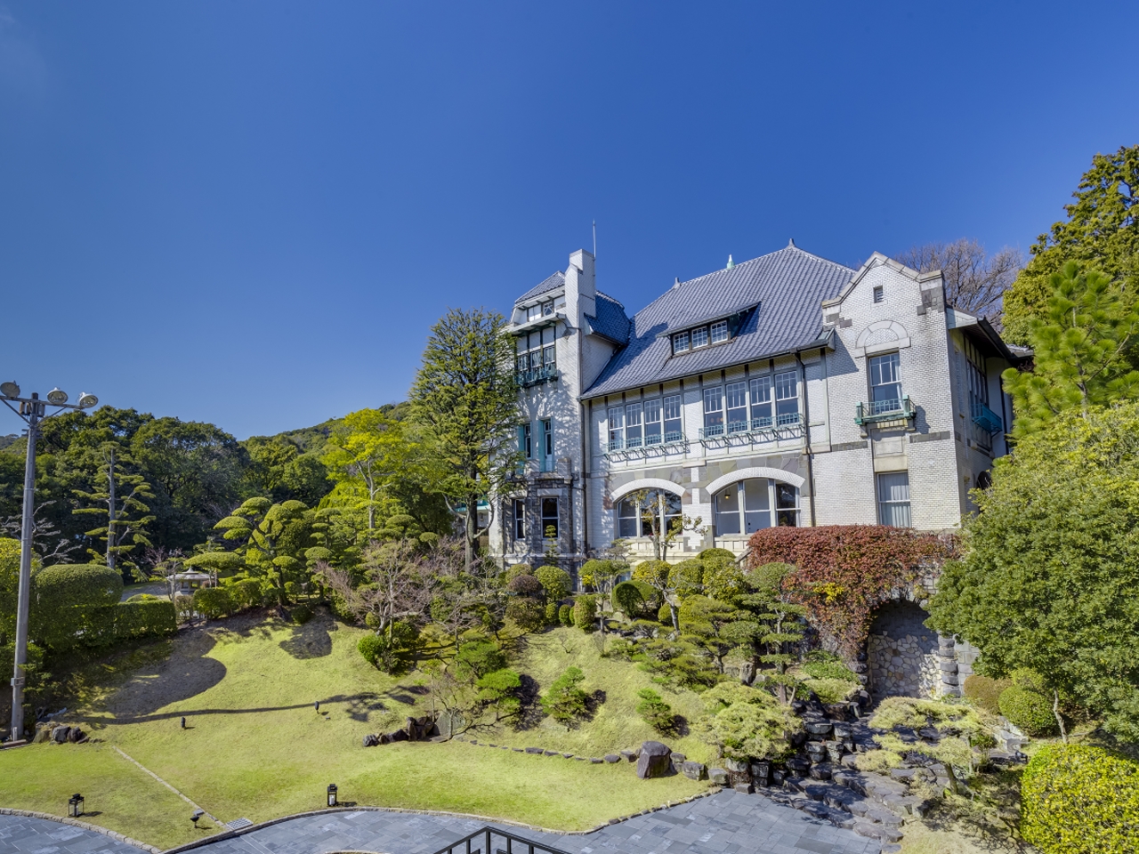 美しい自然に囲まれた場所に佇む、兵庫県指定重要文化財の邸宅