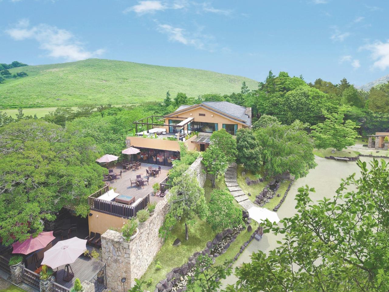 背景には若草山、目の前には奈良公園という自然に囲まれた立地