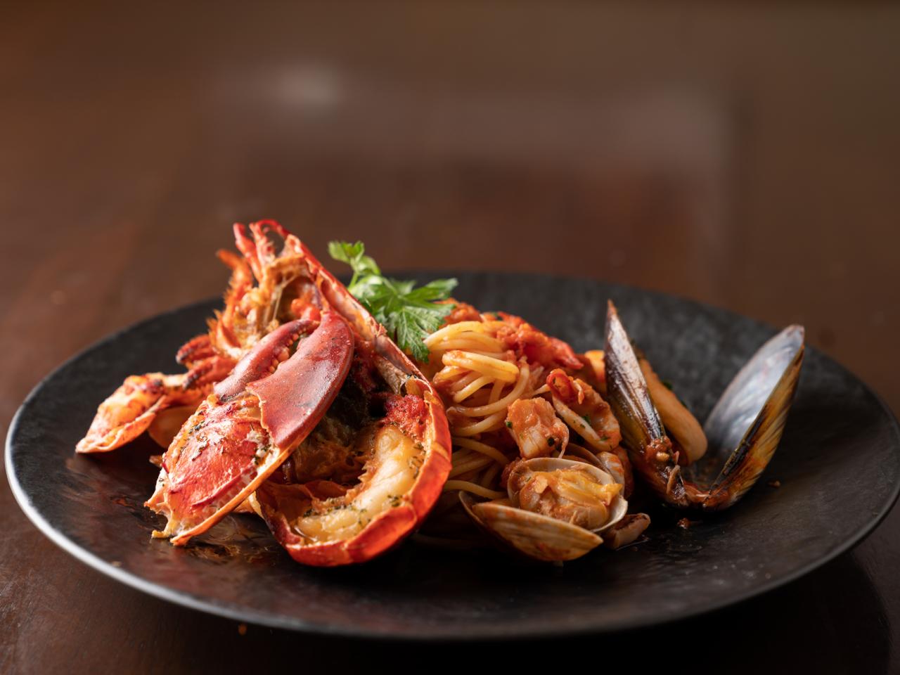 見た目も印象的な「オマール海老と海の幸のスパゲッティ」