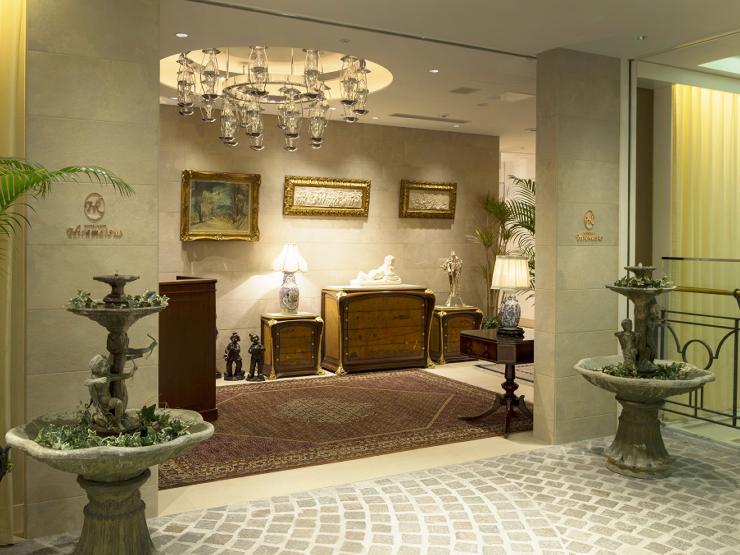 重厚感あふれるエントランスの奥に、非日常感の空間が広がります