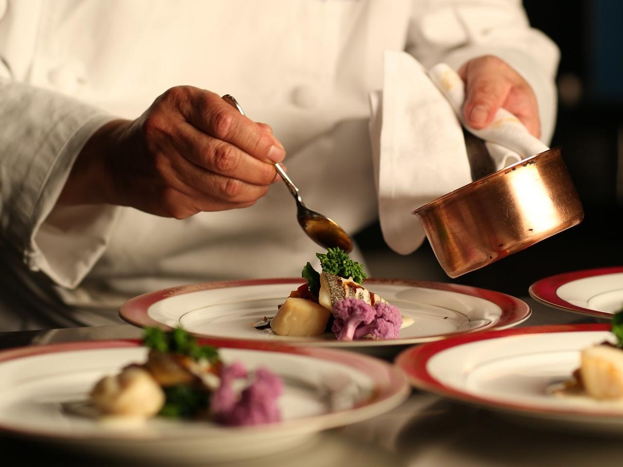 調理長が両家の記念日のため心を込めて調理してくれます