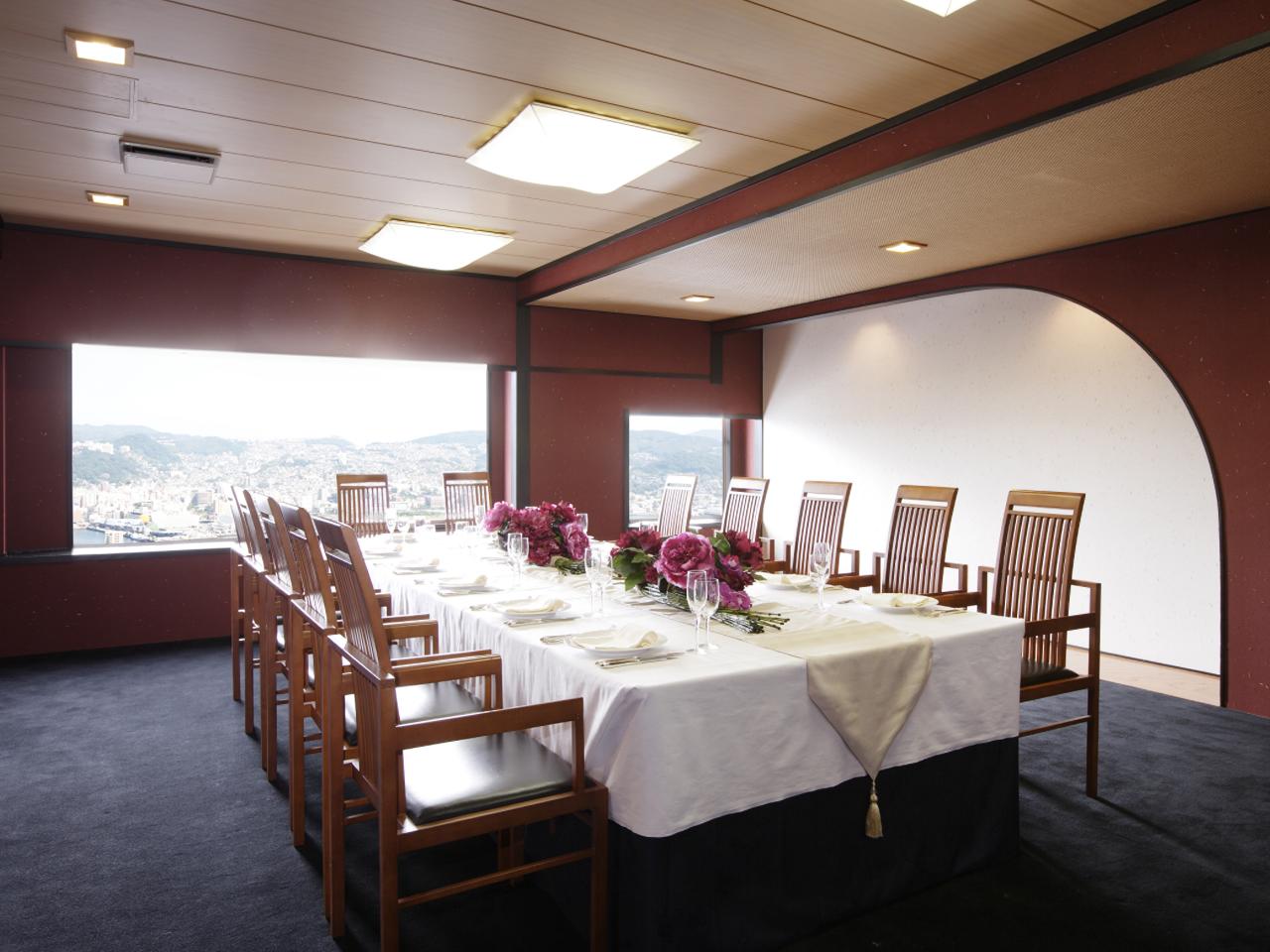 落ち着いた和の雰囲気を感じる個室が用意されています